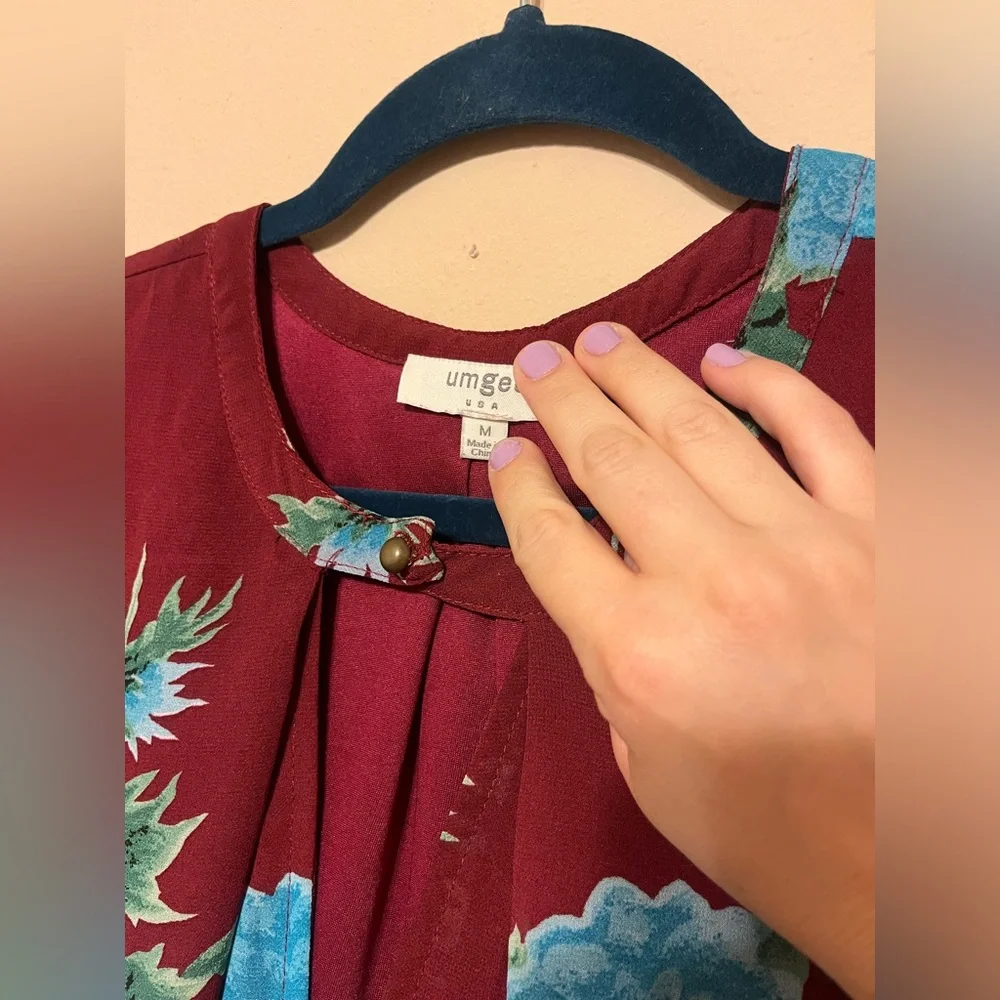 Umgee Hydrangea Floral Maroon Cold Shoulder Tunic Dress || Size Medium - Picture 4 of 5